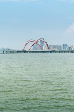 İnanılmaz Modern Köprü mavi gökyüzüne karşı