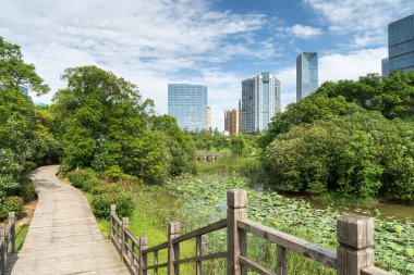 Bahar Parkı ve modern şehir