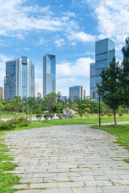 Şangay 'da modern bina geçmişi olan şehir parkı.