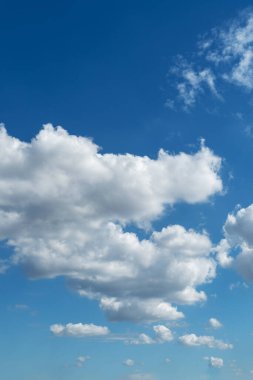 Sirus bulutlu mavi gökyüzü. Hava açık ve sabahları hava güzel.