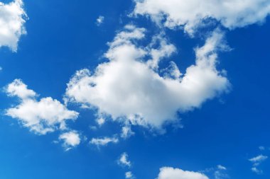 Sirus bulutlu mavi gökyüzü. Hava açık ve sabahları hava güzel.