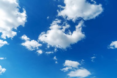 Sirus bulutlu mavi gökyüzü. Hava açık ve sabahları hava güzel.