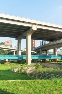 Şehirdeki üst geçidin altında beton yapı ve asfalt yol alanı