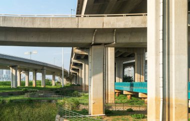 Şehirdeki üst geçidin altında beton yapı ve asfalt yol alanı