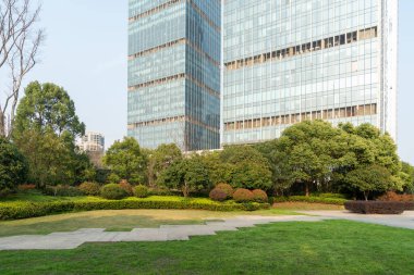 Şangay 'da modern bina geçmişi olan şehir parkı.