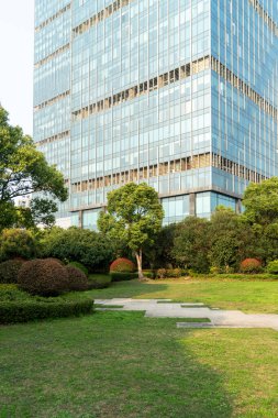 Şangay 'da modern bina geçmişi olan şehir parkı.