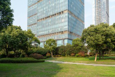 Şangay 'da modern bina geçmişi olan şehir parkı.