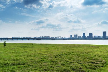 İnanılmaz Modern Köprü mavi gökyüzüne karşı