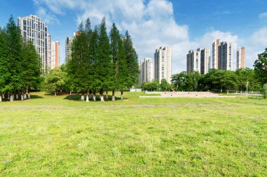 Bahar Parkı ve modern şehir