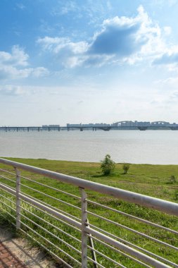 İnanılmaz Modern Köprü mavi gökyüzüne karşı