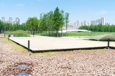 Bahar Parkı ve modern şehir