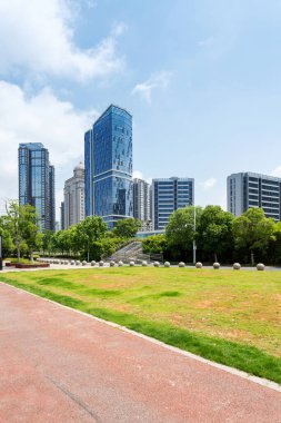 Şangay 'da modern bina geçmişi olan şehir parkı.