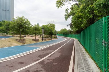 Modern şehirde yürüyüş yolu