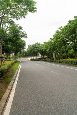 Şehirdeki boş şehir yolu ve binalar