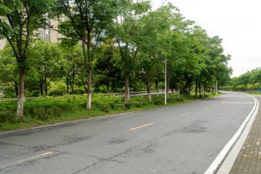 Şehirdeki boş şehir yolu ve binalar