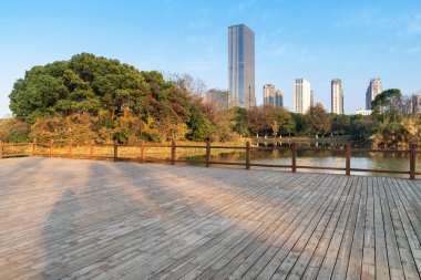 Bahar Parkı ve modern şehir