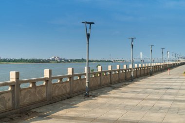 Park nehrinin yanındaki taş çit.