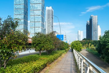 Modern şehirde yürüyüş yolu