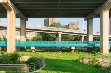 Şehirdeki üst geçidin altında beton yapı ve asfalt yol alanı