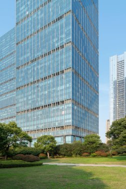 Şangay 'da modern bina geçmişi olan şehir parkı.