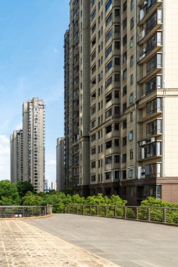 Modern şehrin boş, modern meydanı ve gökdelenleri