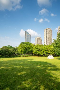 Bahar Parkı ve modern şehir