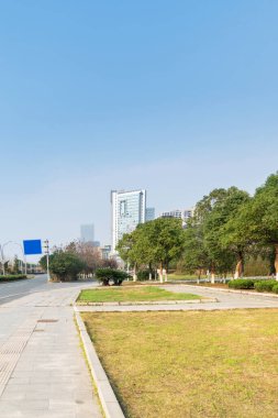 Şehirdeki boş şehir yolu ve binalar