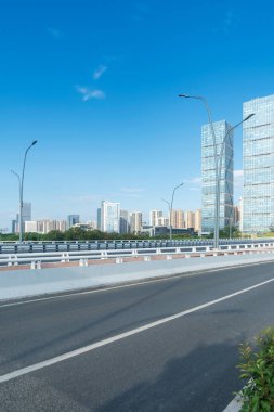 Şehirdeki boş şehir yolu ve binalar