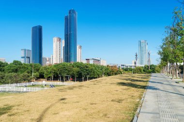 Bahar Parkı ve modern şehir