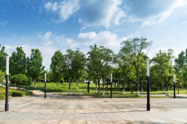 Modern şehrin boş, modern meydanı ve gökdelenleri