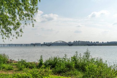 İnanılmaz Modern Köprü mavi gökyüzüne karşı