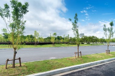 Şehirdeki boş şehir yolu ve binalar