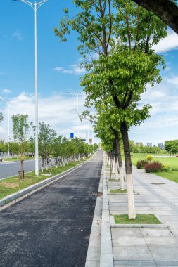 Modern şehirde yürüyüş yolu