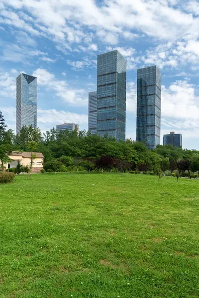 Şangay 'da modern bina geçmişi olan şehir parkı.