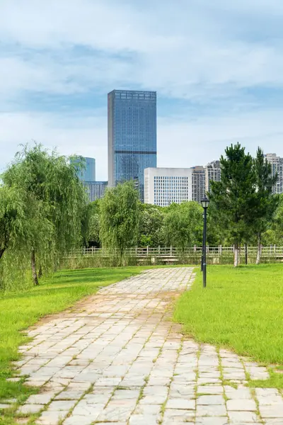 Şangay 'da modern bina geçmişi olan şehir parkı.