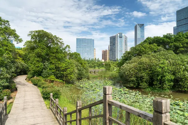 Bahar Parkı ve modern şehir