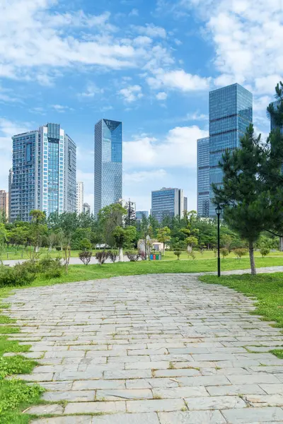 Şangay 'da modern bina geçmişi olan şehir parkı.