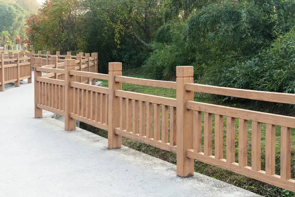 Parkta ahşap zemin ve korkuluklar