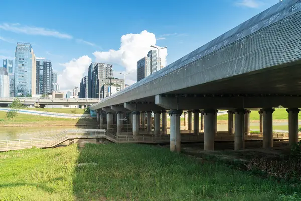 Şehrin gündüz görüntüsü ufuk çizgisi