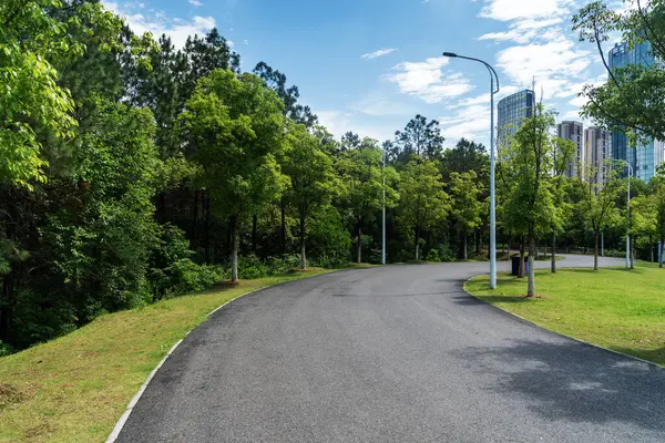 Modern şehirde yürüyüş yolu