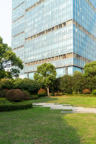 Şangay 'da modern bina geçmişi olan şehir parkı.