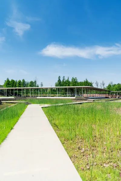 Bahar Parkı ve modern şehir