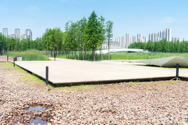 Bahar Parkı ve modern şehir