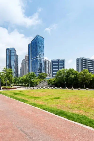 Şangay 'da modern bina geçmişi olan şehir parkı.