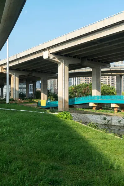 Şehirdeki üst geçidin altında beton yapı ve asfalt yol alanı