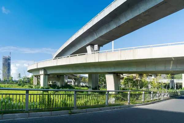 Şehirdeki üst geçidin altında beton yapı ve asfalt yol alanı