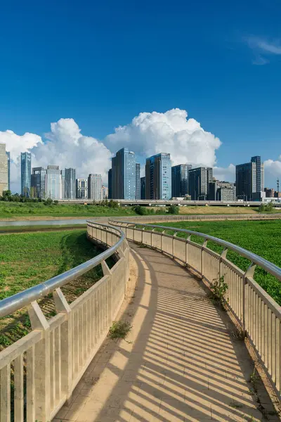 Şangay 'da modern bina geçmişi olan şehir parkı.