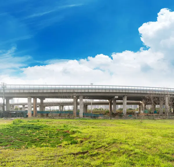 Büyük bir otoban üstgeçidine ve Blue Sky 'a bakıyorum.