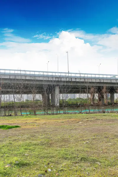 Büyük bir otoban üstgeçidine ve Blue Sky 'a bakıyorum.