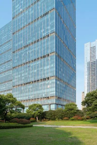 Şangay 'da modern bina geçmişi olan şehir parkı.